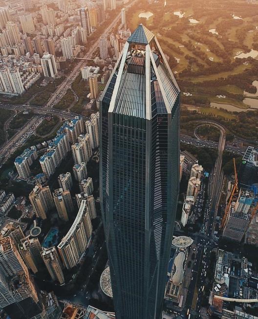 T&ograve;a th&aacute;p được thiết kế theo h&igrave;nh n&oacute;n, thu hẹp dần l&ecirc;n đỉnh. Cấu tạo n&agrave;y sẽ gi&uacute;p giảm sức cản của gi&oacute; l&ecirc;n t&ograve;a th&aacute;p tới 40%.&nbsp;