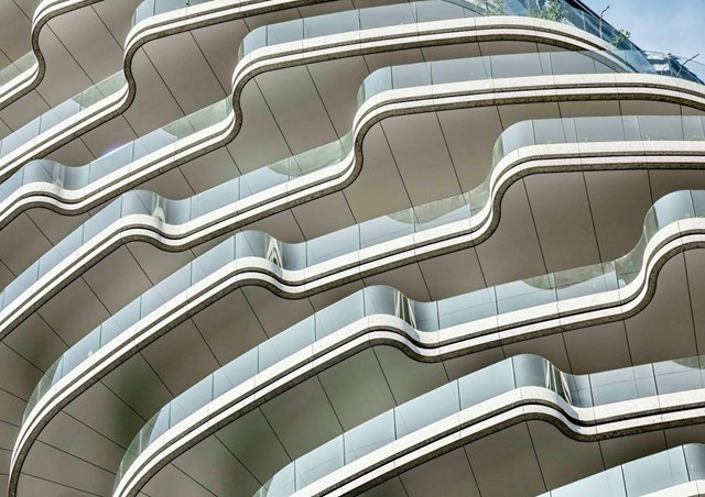 B&ecirc;n cạnh đ&oacute;, c&aacute;c thiết kế cũng xem x&eacute;t đến tải trọng v&agrave; kh&ocirc;ng gian bao phủ cho c&acirc;y trồng tr&ecirc;n ban c&ocirc;ng. Việc ph&acirc;n bổ đường ống, hệ thống tho&aacute;t nước, hộp c&acirc;y trồng c&acirc;y bằng th&eacute;p kh&ocirc;ng gỉ được t&iacute;ch hợp ho&agrave;n hảo trong độ d&agrave;y của tấm gh&eacute;p ở ban c&ocirc;ng cũng gi&uacute;p thiết kế t&ograve;a nh&agrave; h&agrave;i h&ograve;a v&agrave; sinh động hơn.