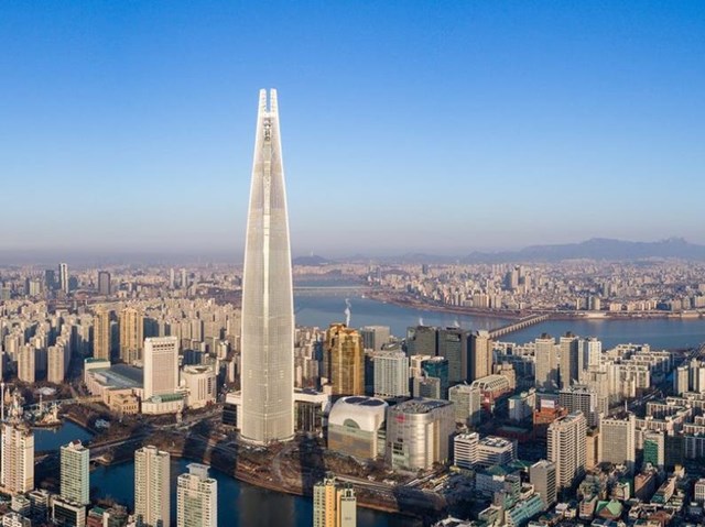 Cao 555m, gồm 123 tầng nổi v&agrave; s&aacute;u tầng ngầm, th&aacute;p Lotte World l&agrave; tổ hợp văn ph&ograve;ng, trung t&acirc;m thương mại, c&aacute;c khu vực văn h&oacute;a, giải tr&iacute; lớn nhất H&agrave;n Quốc, đ&agrave;i quan s&aacute;t... trải rộng tr&ecirc;n tổng diện t&iacute;ch rộng bằng 115 s&acirc;n b&oacute;ng đ&aacute;.