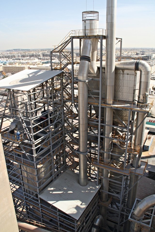 Phần m&oacute;ng v&agrave; đ&aacute;y của t&ograve;a nh&agrave; được x&acirc;y dựng bằng b&ecirc; t&ocirc;ng cốt th&eacute;p.&nbsp;Phần tr&ecirc;n của th&aacute;p - khoảng từ độ cao 585m trở l&ecirc;n - c&oacute; kết cấu bằng th&eacute;p.&nbsp;Thống k&ecirc; cho thấy, trọng lượng của b&ecirc; t&ocirc;ng tương đương với 100.000 con voi. Tổng trọng lượng nh&ocirc;m, th&eacute;p được sử dụng tr&ecirc;n Burj Khalifa tương đương với 5 m&aacute;y bay A380.