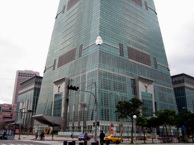 Hệ thống tiết kiệm năng lượng, điều khiển &aacute;nh s&aacute;ng t&ugrave;y chỉnh, thiết bị l&agrave;m n&oacute;ng nước, quản l&yacute; năng lượng th&ocirc;ng minh cũng được &aacute;p dụng trong t&ograve;a nh&agrave;. Với việc sử dụng năng lượng 