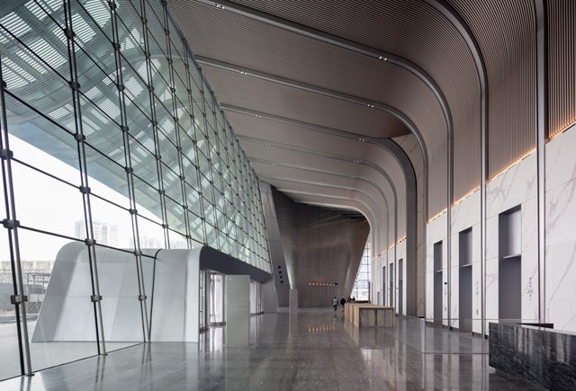 Xuy&ecirc;n suốt logic thiết kế của t&ograve;a nh&agrave; từ b&ecirc;n ngo&agrave;i v&agrave;o b&ecirc;n trong l&agrave; đường cong mềm mại, thể hiện sự năng động, bắt kịp thời đại của nh&oacute;m kiến tr&uacute;c sư.&nbsp; &nbsp;