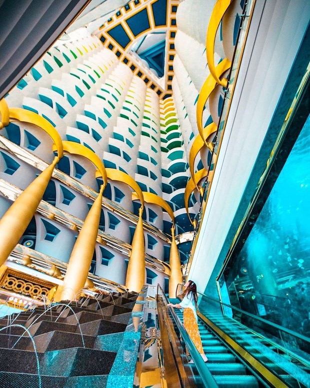 Ở b&ecirc;n trong t&ograve;a nh&agrave;, một giếng trời cao 180m được dựng l&ecirc;n. C&ugrave;ng với việc được phủ lớp &aacute;o m&agrave;u trắng, c&ugrave;ng hệ thống &aacute;nh s&aacute;ng gi&uacute;p bức tường vải th&ecirc;m sinh động, kiến tr&uacute;c sư Khuan Chew đ&atilde; biến phần giếng trời trở th&agrave;nh kh&ocirc;ng gian triển l&atilde;m m&agrave;u sắc sống động.