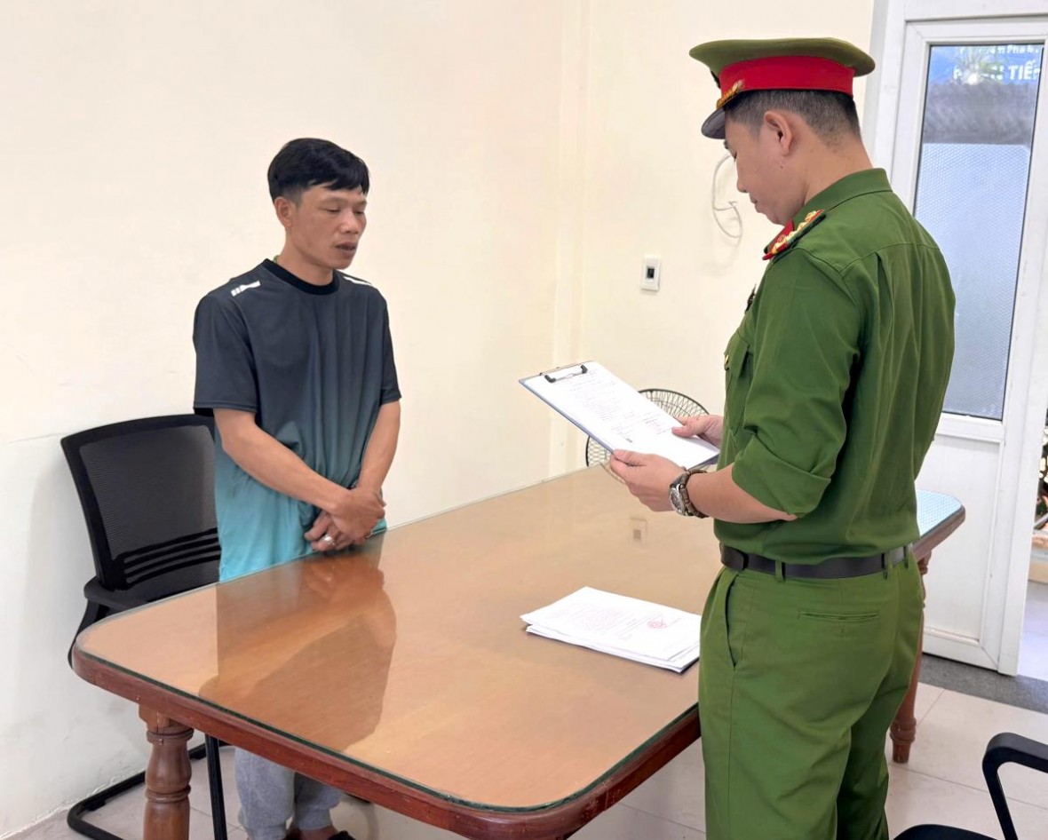 Tống đạt quyết định khởi tố bị can đối với Trần Đức Giang về tội “Rửa tiền” - Ảnh Công an Đà Nẵng.