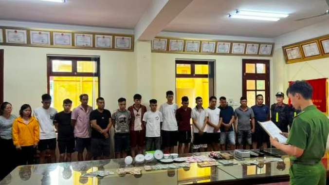 Đánh bạc giữa rừng để né công an- 20 đối tượng bị khởi tố