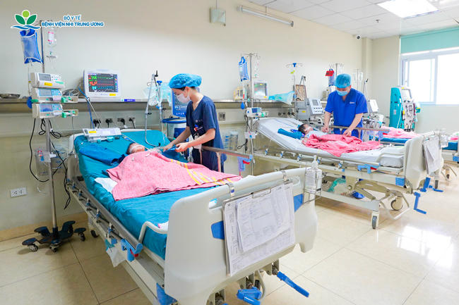 Khoảng 10–20% người bệnh sống sót phải chịu đựng các di chứng vĩnh viễn do bệnh viêm não mô cầu. (Ảnh: Bệnh viện Nhi Trung ương)