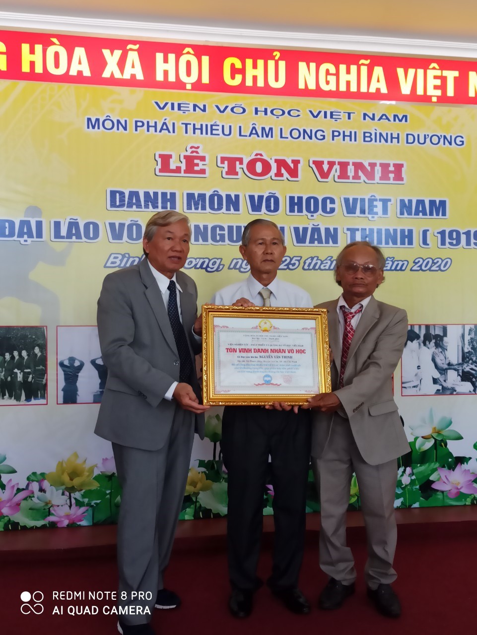 Tiến sĩ Phan Đình Phong, Viện Trưởng Viện Nghiên cứu Võ Học Việt Nam trao Bằng Vinh danh cho Đại Võ sư Nguyễn Văn Trí, Chưởng môn đời thứ III Môn phái Thiếu Lâm Long Phi Bình Dương. 