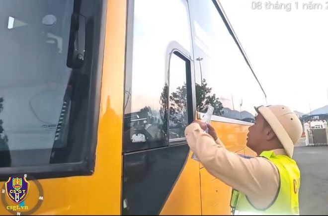 Phát hiện xe khách vi phạm nghiêm trọng trên cao tốc, xử phạt hơn 81 triệu đồng Phát hiện xe khách vi phạm nghiêm trọng trên cao tốc, xử phạt hơn 81 triệu đồng