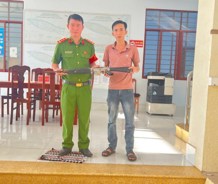 Người dân Đồng Tháp giao nộp súng M16 vớt được khi đánh bắt cá