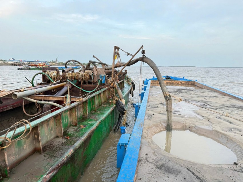 Vĩnh Long: Phát hiện 4 tàu sắt vận chuyển cát trái phép trên sông Cửa Đại