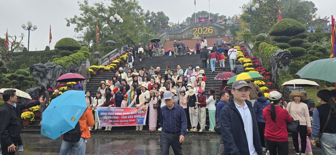 Du khách nườm nượp về Đền Cửa Ông cầu an đầu năm Bính Ngọ 2026