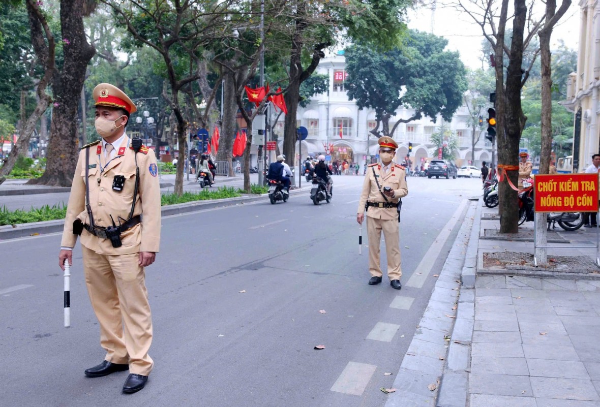 Lực lượng CSGT triển khai kiểm soát nồng độ cồn. (Ảnh: NT)