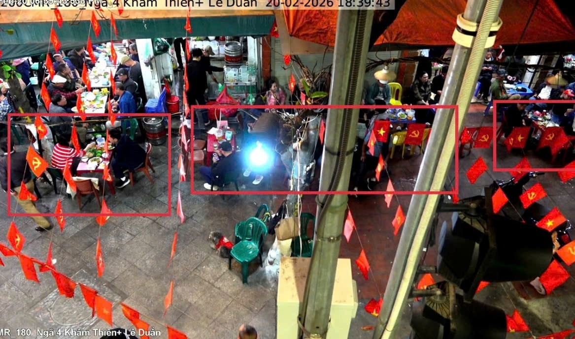 Camera ghi lại hình ảnh vi phạm sử dụng trái phép vỉa hè để kinh doanh dịch vụ ăn uống trước số 138 Lê Duẩn, phường Văn Miếu- Quốc Tử Giám.