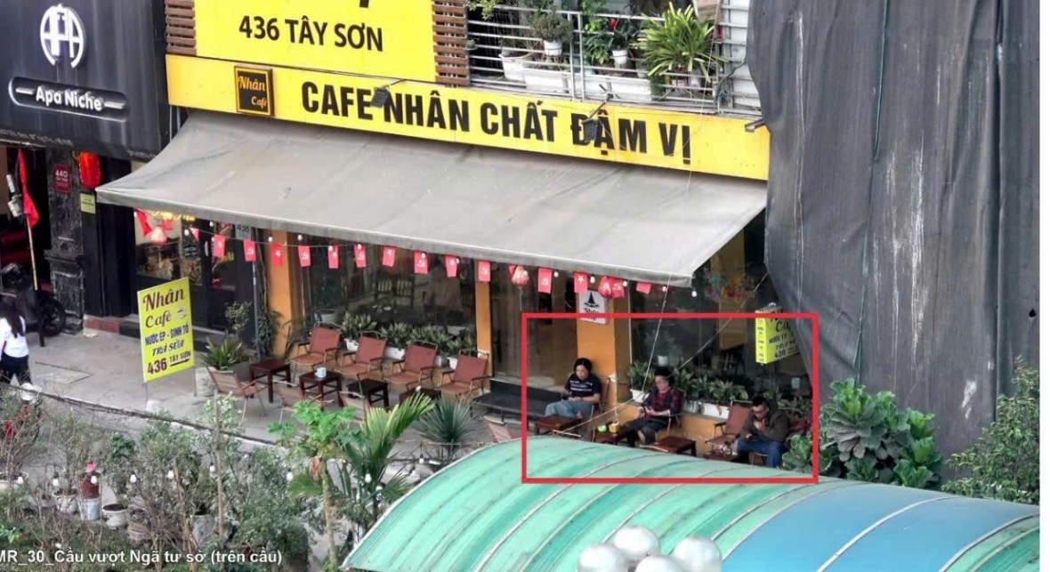 Vi phạm sử dụng trái phép vỉa hè để kinh doanh dịch vụ ăn uống trước số 436 Tây Sơn, phường Đống Đa, Hà Nội. Vi phạm sử dụng trái phép vỉa hè để kinh doanh dịch vụ ăn uống trước số 436 Tây Sơn, phường Đống Đa, Hà Nội.