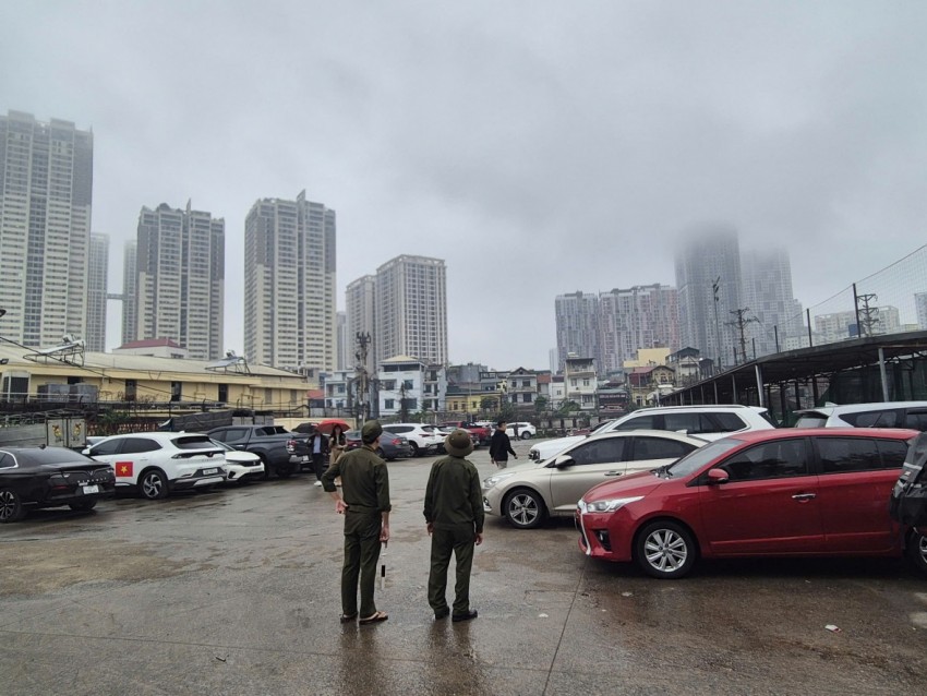 Hàng nghìn người đổ về đền Bia Bà cầu tài lộc, bình an