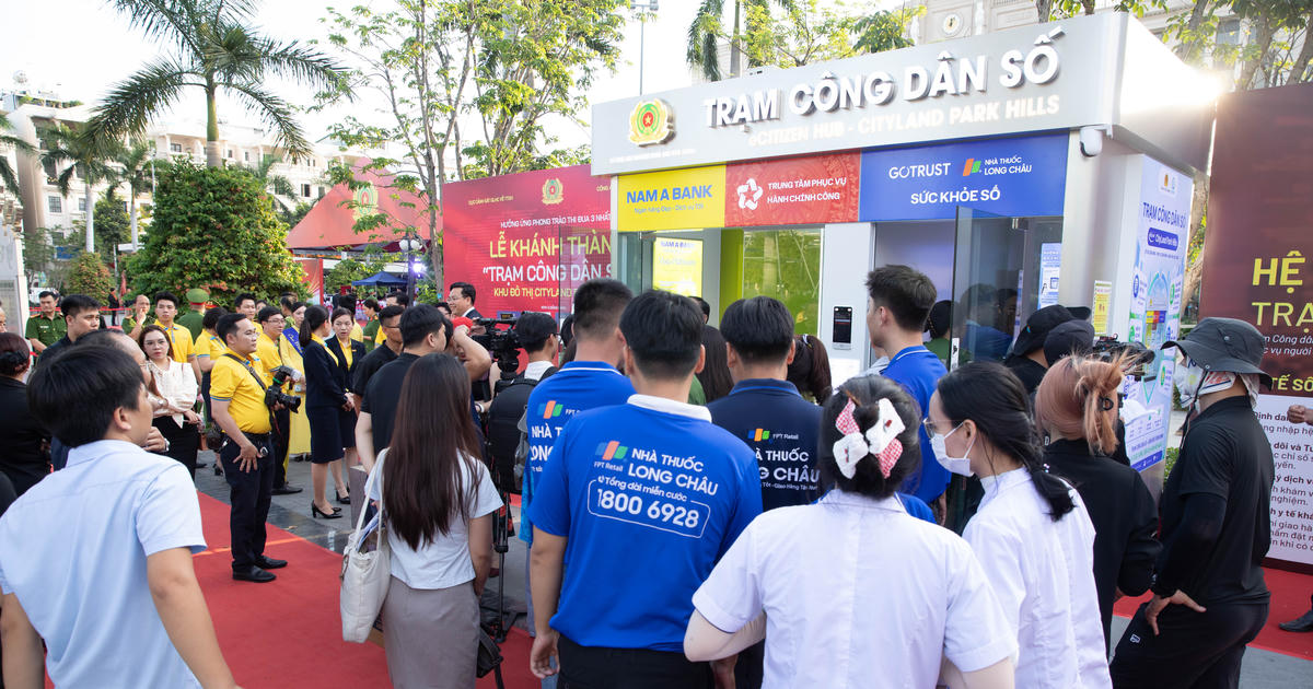 Người dân TP.HCM bất ngờ với Trạm Công dân số “tất cả trong một” ngay sát nhà 