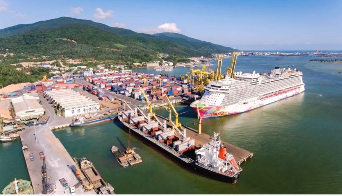 Đề xuất bãi bỏ nhiều loại phí tại cảng, bến thủy nội địa