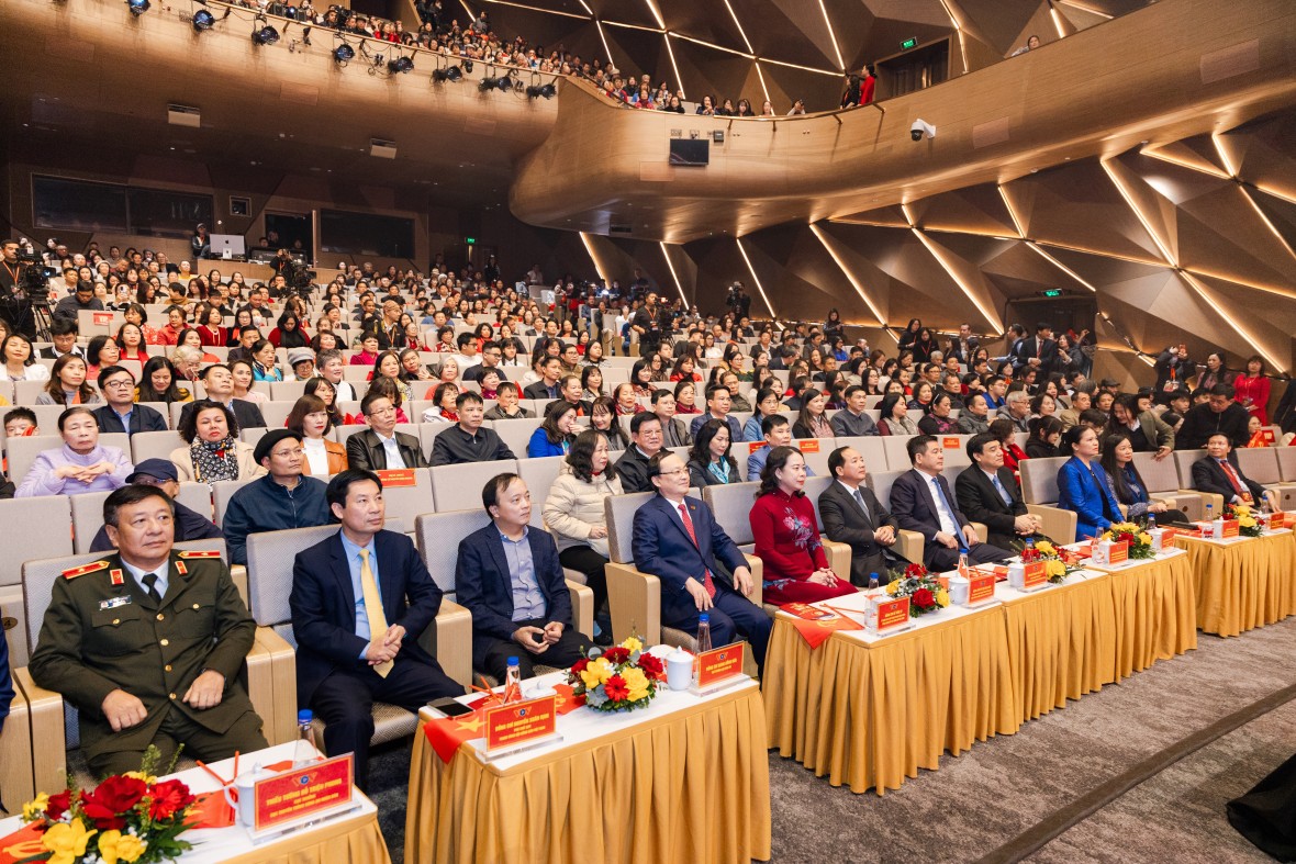 Các đồng chí lãnh đạo Đảng, Nhà nước và các đại biểu tham dự chương trình “Với Đảng vẹn toàn niềm tin yêu” Ảnh: VOV