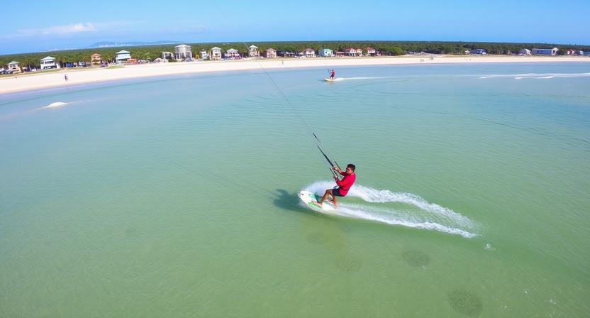 Lướt ván diều là môn thể thao hấp dẫn với những người thích cảm giác mạnh.(Ảnh: Travel and Tour World)