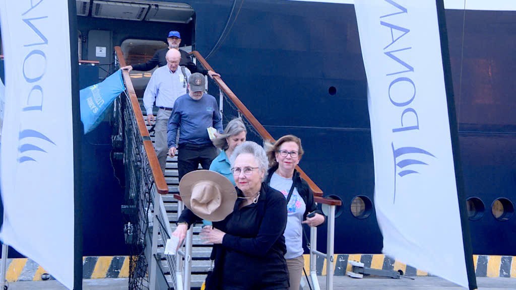 Tàu du lịch Pháp đưa gần 300 khách quốc tế “xông đất” Hạ Long đầu Xuân Tàu du lịch Pháp đưa gần 300 khách quốc tế “xông đất” Hạ Long đầu Xuân