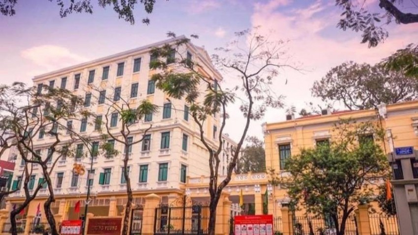 Trường trung học cơ sở Trưng Vương được UBND Cửa Nam bố trí là điểm tổ chức trông giữ xe đạp, xe máy miễn phí cho người dân du xuân tại khu vực hồ Hoàn Kiếm và phố cổ.