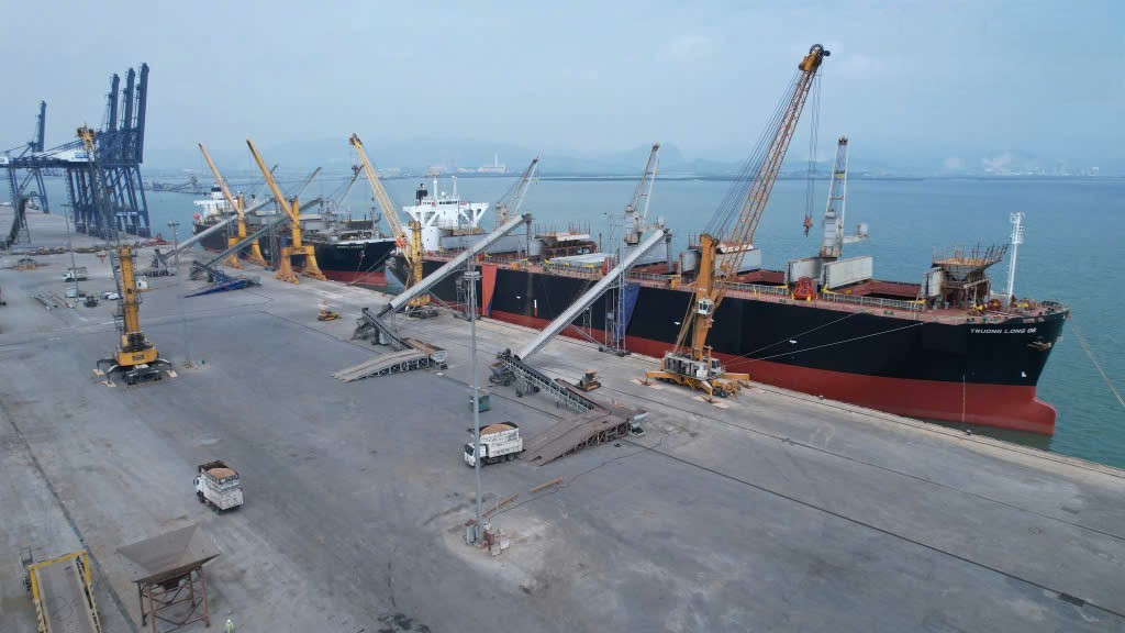 Quảng Ninh: Cảng Cái Lân nhộn nhịp ngày đầu năm, đón liền 2 tàu hàng gần 40.000 tấn