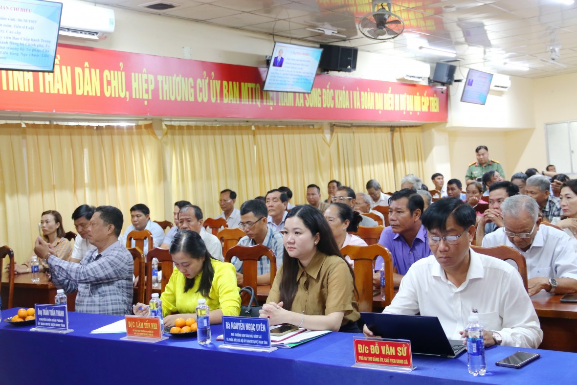 Thứ trưởng Bộ Tư pháp Phan Chí Hiếu tiếp xúc, lắng nghe kiến nghị của cử tri Sông Đốc