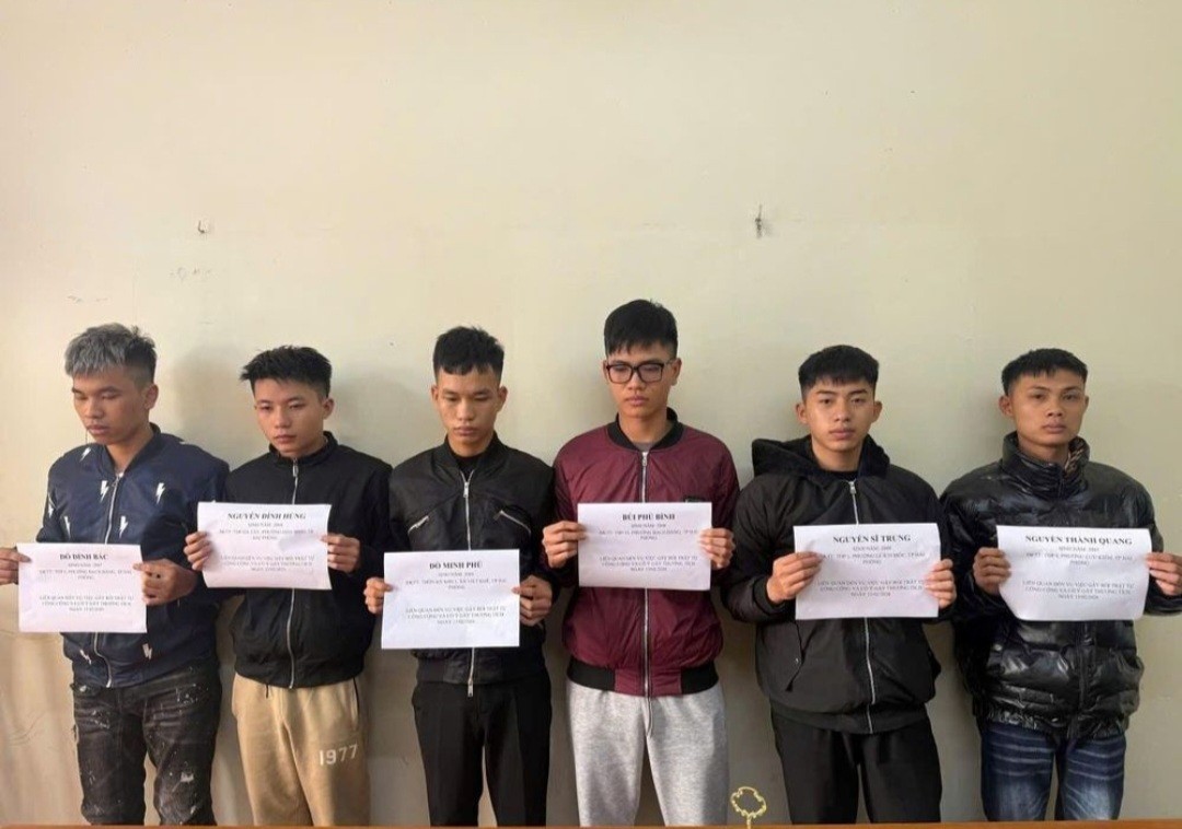 Triệu tập 9 thanh niên vụ hành hung công an viên ở Hải Phòng Triệu tập 9 thanh niên vụ hành hung công an viên ở Hải Phòng