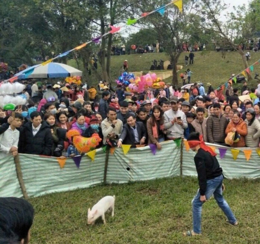 Nơi đây tổ chức các trò chơi dân gian thu hút rất đông người dân tham gia. Nơi đây tổ chức các trò chơi dân gian thu hút rất đông người dân tham gia.