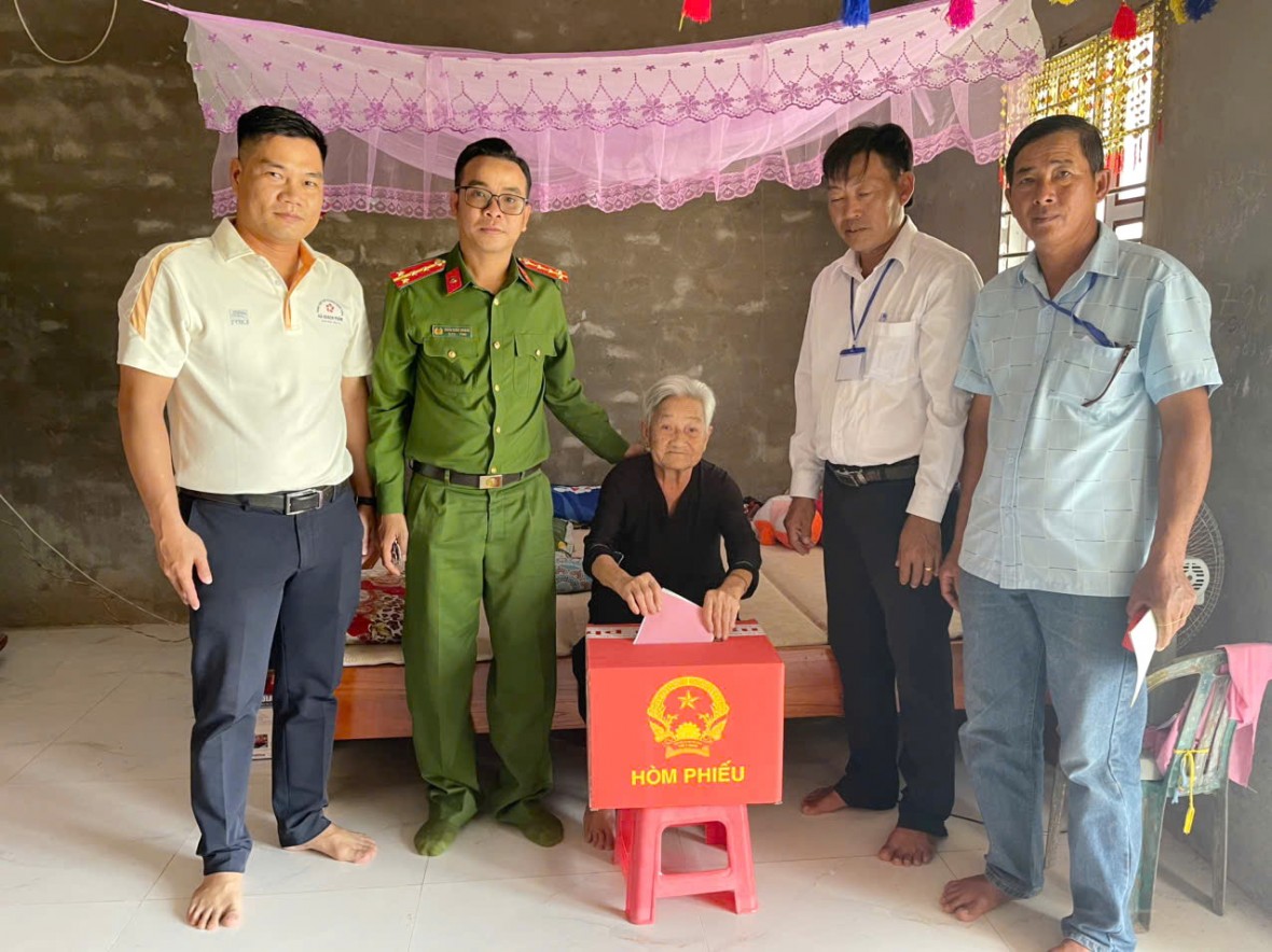 Thắm thiết tình quân dân trong ngày bầu cử nơi địa đầu cực Nam Tổ quốc