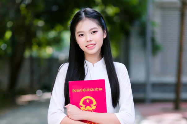 Nữ sinh Trần Minh Hà, học sinh lớp 10 đã “vượt cấp” đạt giải Nhất môn Ngữ văn Kỳ thi học sinh giỏi các môn văn hóa cấp Thành phố dành cho học sinh lớp 12 THPT năm học 2026-2027