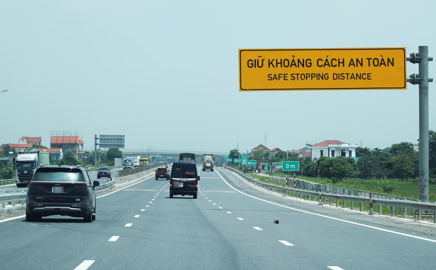 Cục Đường bộ Việt Nam yêu cầu bổ sung biển báo khoảng cách trên 7 tuyến cao tốc, báo cáo kết quả trước ngày 31/10.