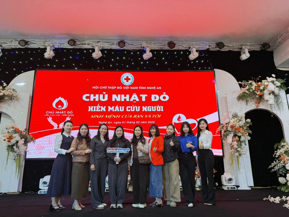 Nhiều cán bộ công chức, viên chức, thầy cô giáo, người dân tích cực tham gia hiến máu.