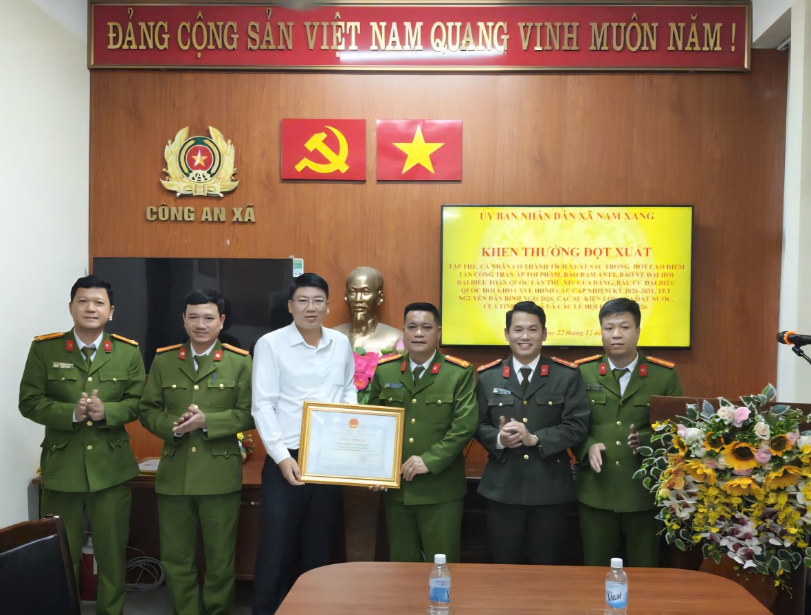 Khen thưởng đột xuất Công an xã Nam Xang vì thành tích phá nhanh vụ án ma túy