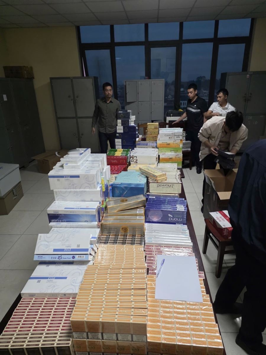 Khởi tố vụ buôn bán thuốc lá nhập lậu, thu giữ gần 9.000 bao thuốc các loại Khởi tố vụ buôn bán thuốc lá nhập lậu, thu giữ gần 9.000 bao thuốc các loại