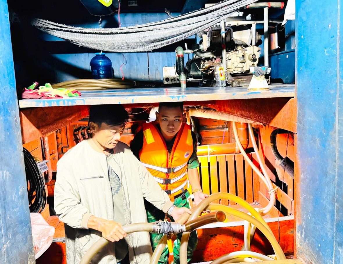 Cà Mau: Phát hiện tàu cá vận chuyển trái phép hơn 100.000 lít dầu D.O