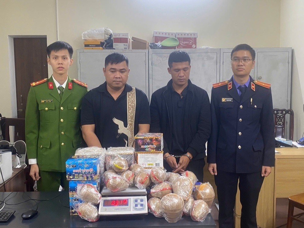 Số lượng lớn pháo nổ, tiền chất bị thu giữ - Ảnh Công an Nghệ An. Số lượng lớn pháo nổ, tiền chất bị thu giữ - Ảnh Công an Nghệ An.