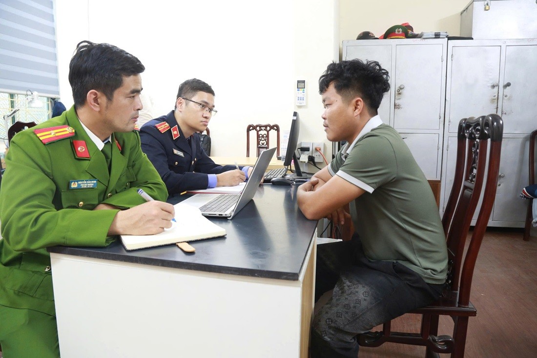 Cơ quan chức năng lấy lời khai Nguyễn Phú Đại - Ảnh Công an Nghệ An. Cơ quan chức năng lấy lời khai Nguyễn Phú Đại - Ảnh Công an Nghệ An.