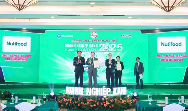 Đại diện&nbsp;Nutifood nhận danh hiệu doanh nghiệp xanh TP HCM 2025