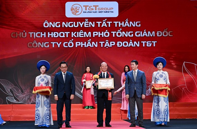 &Ocirc;ng Nguyễn Tất Thắng, Chủ tịch HĐQT Tập đo&agrave;n T&T Group nhận Bằng khen của UBND TP H&agrave; Nội. &nbsp;