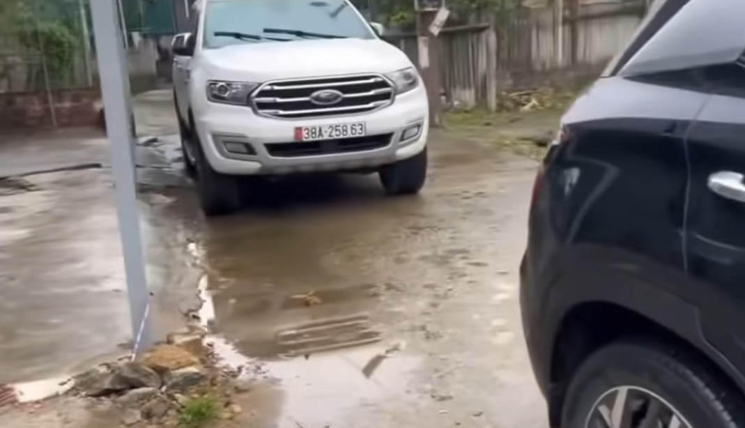 Theo luật sư L&ecirc; Đ&igrave;nh Việt (Đo&agrave;n Luật sư TP H&agrave; Nội), h&agrave;nh vi t&agrave;i xế cố &yacute; cản trở giao th&ocirc;ng l&agrave; vi phạm ph&aacute;p luật. Ảnh cắt từ clip