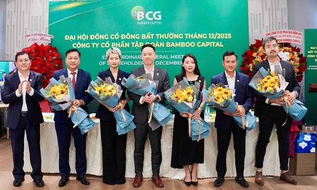 Từ tr&aacute;i qua: &ocirc;ng Đồng Hải H&agrave;, &ocirc;ng V&otilde; Văn Dũng, b&agrave; Th&aacute;i Hồng Ngọc, &ocirc;ng Tan Bo Quan, Andy, b&agrave; Phạm Thị Thảo, &ocirc;ng Nguyễn Trung Ki&ecirc;n, &ocirc;ng Ng Wee Siong, Leonard