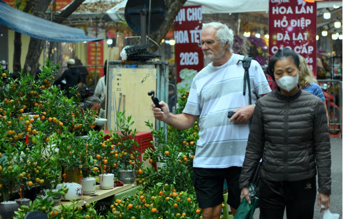 Hà Nội khúc giao mùa đón Xuân: Khi màu hoa hoà cùng sắc Tết