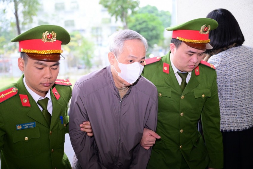 Hình ảnh dẫn giải các bị cáo trong đường dây nhận hối lộ tại Cục An toàn thực phẩm