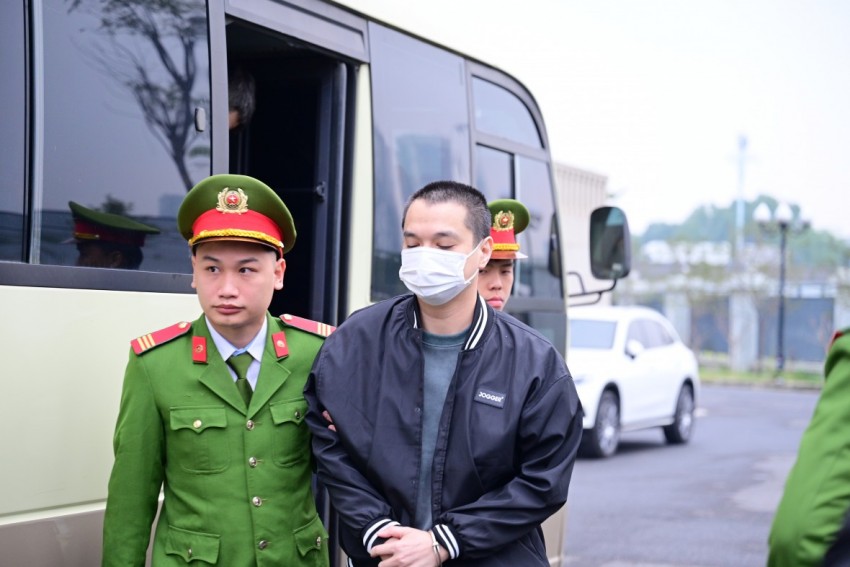 Cáo trạng cũng làm rõ cơ chế ăn chia số tiền thu lợi bất chính. Theo đó, Nguyễn Thanh Phong được hưởng từ 2,5–3 triệu đồng mỗi hồ sơ do Trung tâm thẩm xét; từ 1–1,5 triệu đồng/hồ sơ do Phòng Quản lý Tiêu chuẩn và kiểm nghiệm thẩm xét; từ 1,5–2 triệu đồng/hồ sơ do Phòng Quản lý sản phẩm thực phẩm thẩm xét. Trường hợp Phó Cục trưởng trực tiếp ký giấy tiếp nhận, Phó Cục trưởng hưởng 1,5–2 triệu đồng/hồ sơ; bị cáo Phong nhận 1–1,5 triệu đồng/hồ sơ. Trưởng phòng, Giám đốc trung tâm hưởng 1–1,5 triệu đồng/hồ sơ; Phó trưởng phòng, Phó Giám đốc trung tâm hưởng 500.000–1 triệu đồng/hồ sơ; các chuyên viên thẩm xét hưởng từ 300.000 đến 1 triệu đồng/hồ sơ.