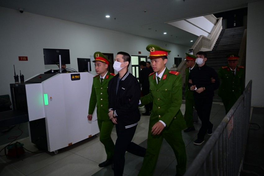 Hình ảnh dẫn giải các bị cáo trong đường dây nhận hối lộ tại Cục An toàn thực phẩm