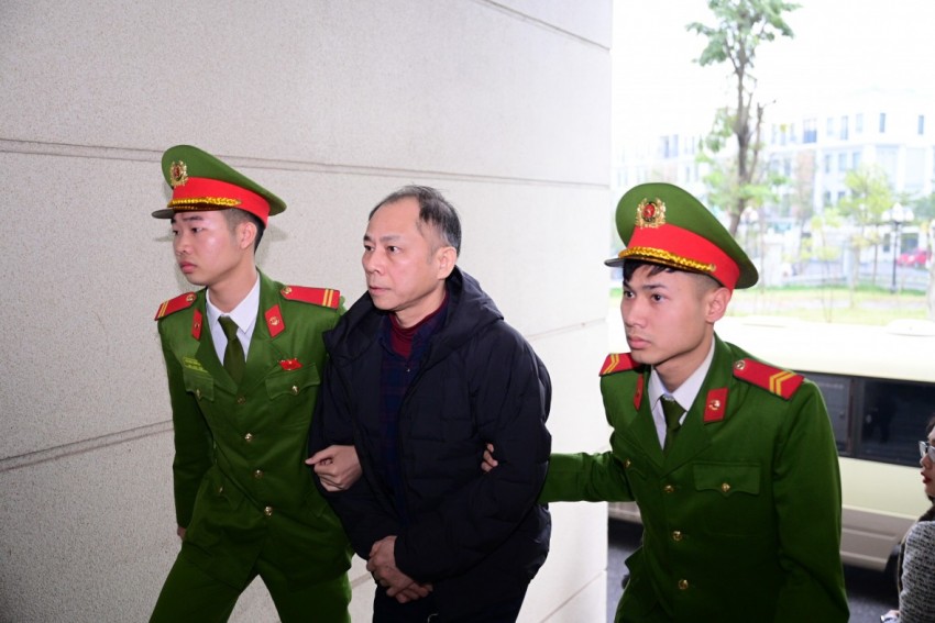 Hình ảnh dẫn giải các bị cáo trong đường dây nhận hối lộ tại Cục An toàn thực phẩm