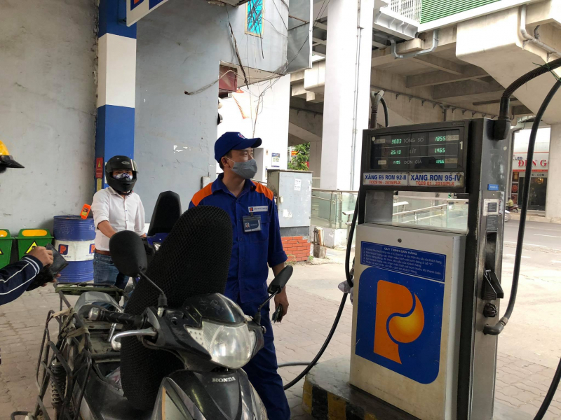 Xăng, dầu tăng gần 1.000 đồng/lít -0