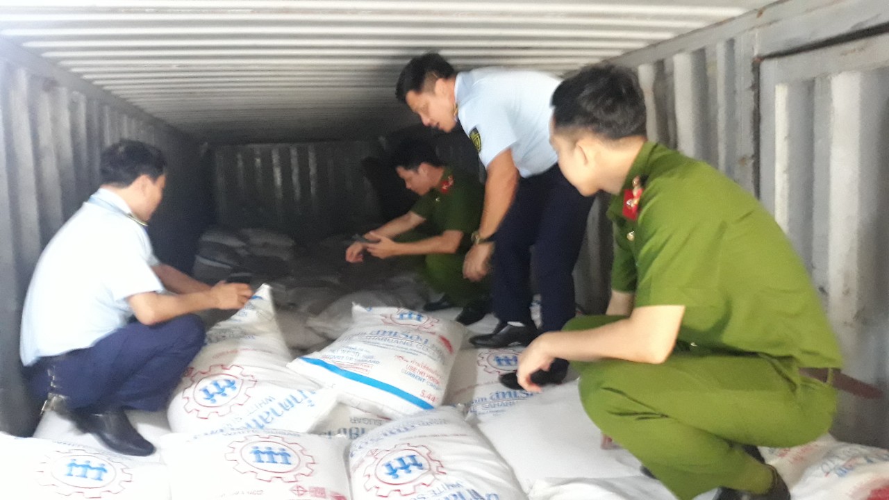 Lực lượng chức năng kiểm tra khám phương tiện vận chuyển hàng hóa có dấu hiệu nhập lậu.