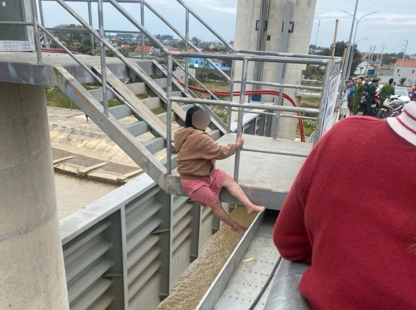 Lực lượng Cảnh sát PCCC và CNCH kịp thời giải cứu nữ nạn nhân trên cầu Cống Lèn. Lực lượng Cảnh sát PCCC và CNCH kịp thời giải cứu nữ nạn nhân trên cầu Cống Lèn.